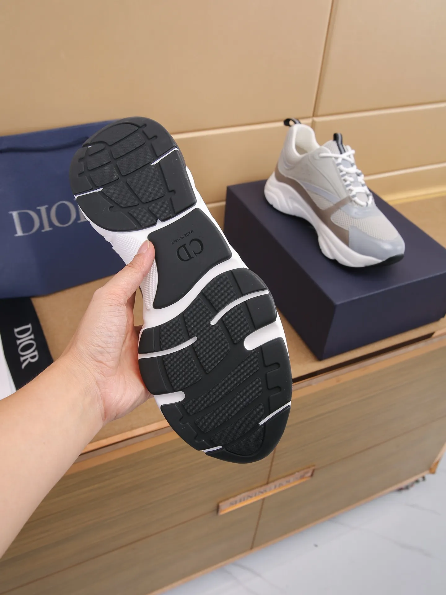 Factory price: 460💰Dior’s top version of D’s b22 men’s sports shoes. Inspired by retro running styles, the chunky low-top silhouette features gray calf leather and blue and white mesh fabric uppers, atop a black, white and blue engraved rubber sole. Nylon ribbon accents the blue mesh tongue and heel counter, and a "dio~" logo appears on the side. Pair it with a suit for a striking contrast and add a sportswear-chic edge to your look. The thick sole can be about 4cm~ Size: 38-45, [46, 47 customized]